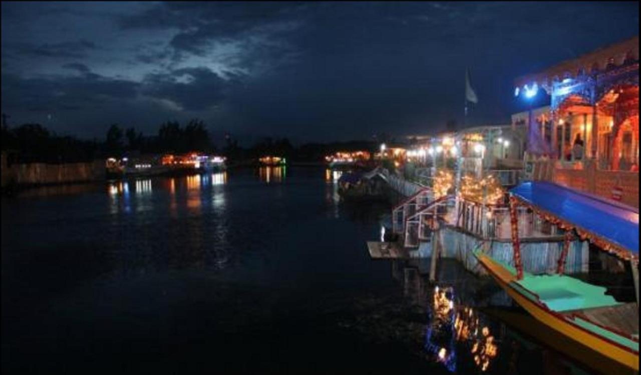 De Laila House Boat by Sterling Hotel Srīnagar Buitenkant foto